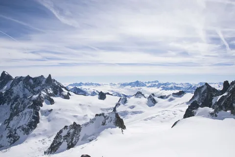 格鲁吉亚高加索山脉的雪山之巅